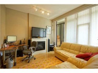 Photo 3: 303 39 SIXTH Street in New Westminster: Downtown NW Condo for sale in "Quantum By Bosa" : MLS®# V1135585