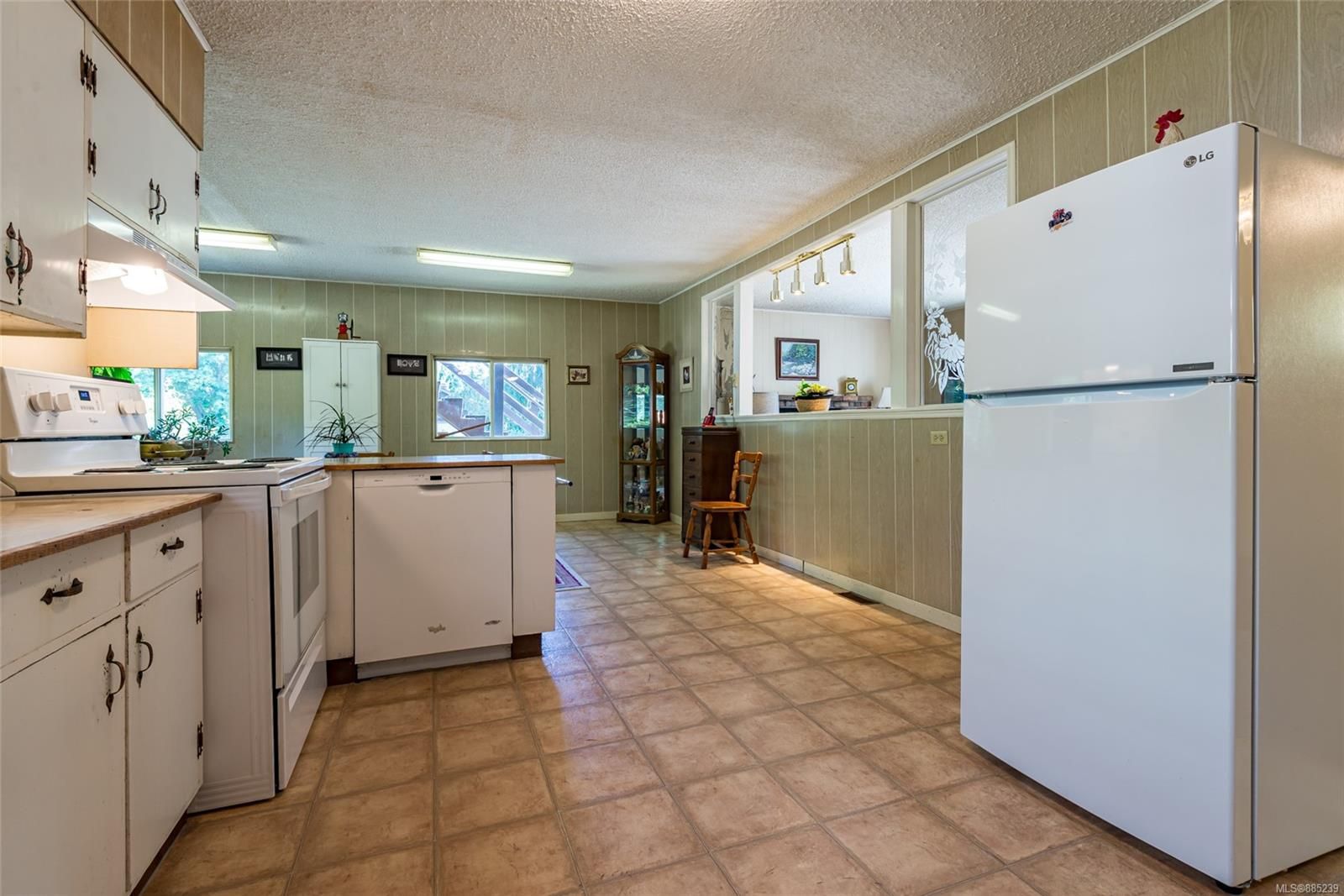 Photo 8: Photos: 2365 Lake Trail Rd in Courtenay: CV Courtenay West House for sale (Comox Valley)  : MLS®# 885239