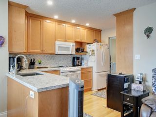 Photo 9: 70 Norquay Rd in View Royal: VR Six Mile House for sale : MLS®# 941381