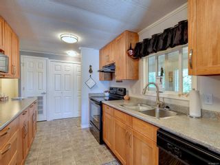 Photo 9: 2 60 Cooper Rd in View Royal: VR Glentana Manufactured Home for sale : MLS®# 883321