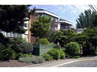 Photo 1: 104 1560 Hillside Ave in VICTORIA: Vi Oaklands Condo for sale (Victoria)  : MLS®# 313522