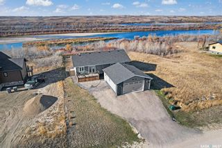 Photo 1: 452 Saskatchewan Road in Sarilia Country Estates: Residential for sale : MLS®# SK911277