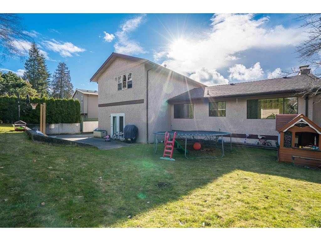 Main Photo: 2232 GUILFORD Drive in Abbotsford: Abbotsford East House for sale : MLS®# R2145802