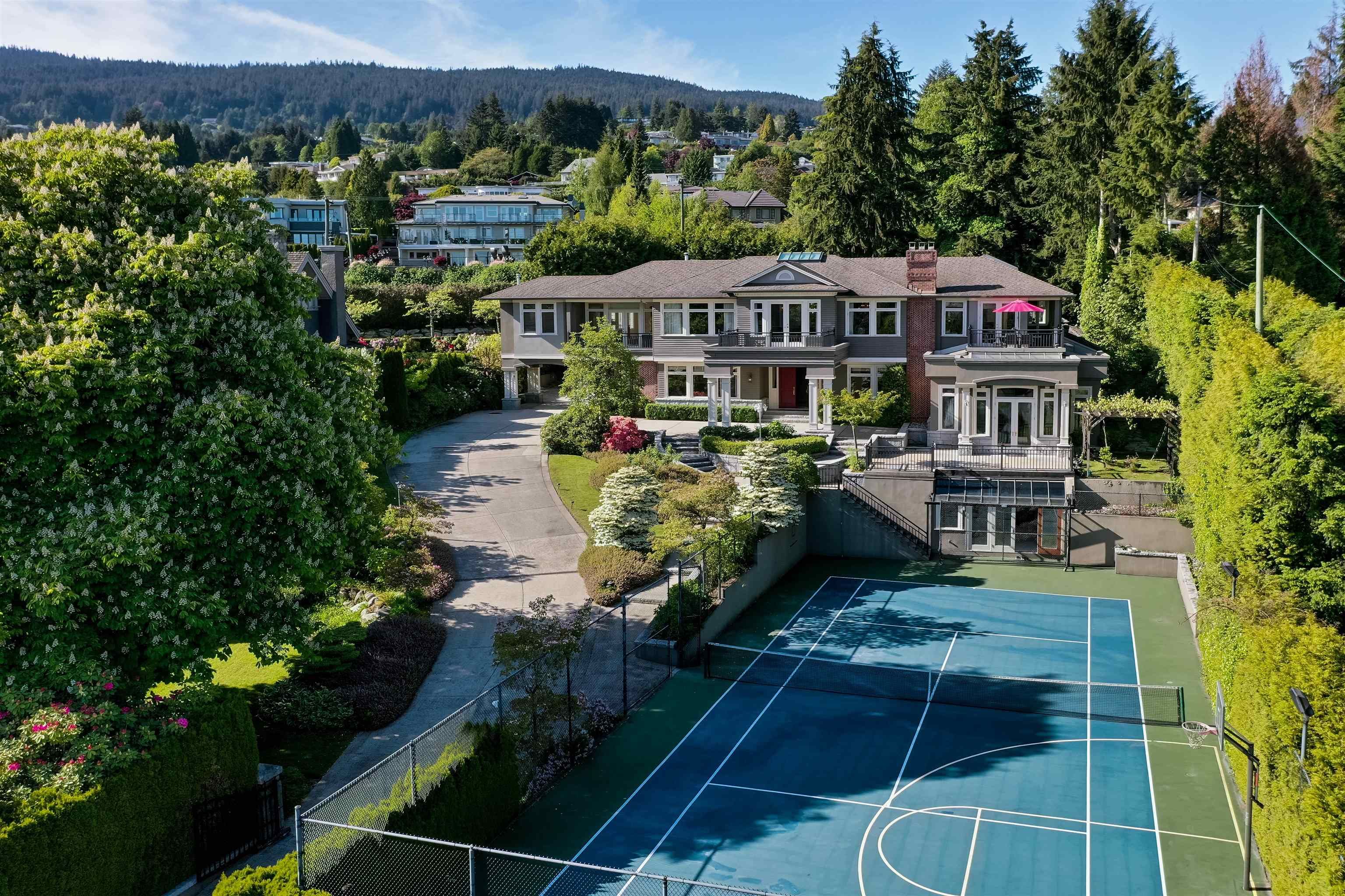 Main Photo: 705 PARKSIDE Road in West Vancouver: British Properties House for sale : MLS®# R2717321