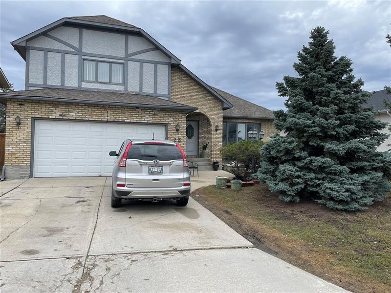 FEATURED LISTING: 23 Princemere Road Winnipeg