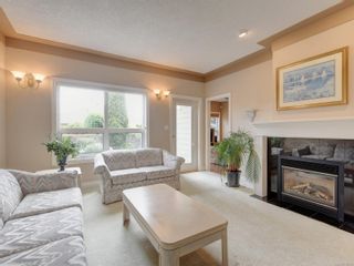 Photo 3: 7945 Simpson Rd in Central Saanich: CS Saanichton House for sale : MLS®# 912030
