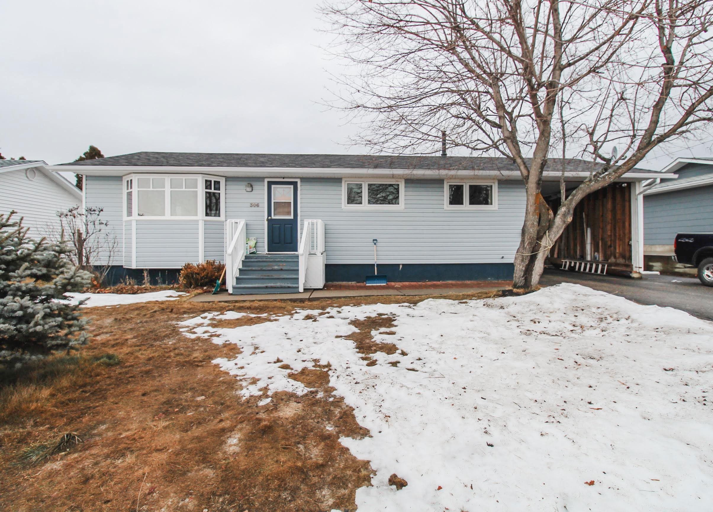 Main Photo: 306 CROOKED RIVER Crescent in Mackenzie: Mackenzie -Town House for sale : MLS®# R2846605