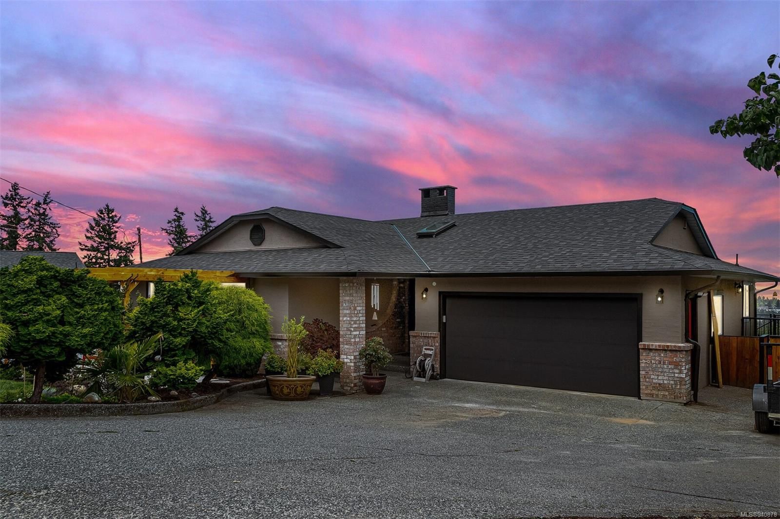 Main Photo: 2338 Panorama View Dr in Nanaimo: Na South Jingle Pot House for sale : MLS®# 940878