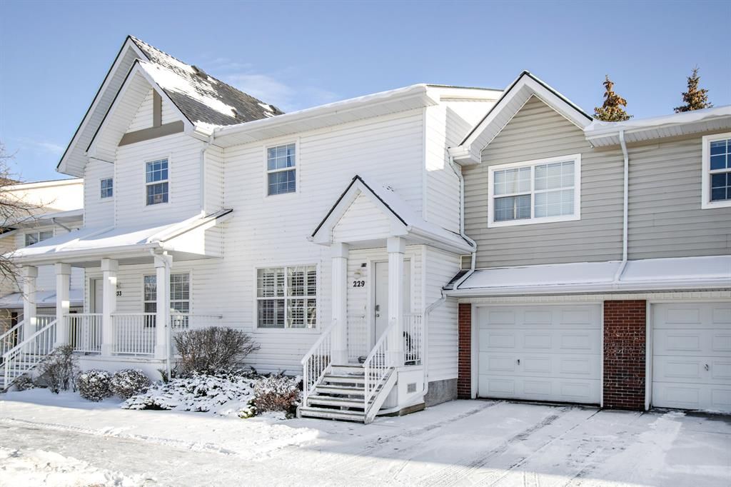 Main Photo: 229 Prestwick Circle SE in Calgary: McKenzie Towne Row/Townhouse for sale : MLS®# A2014766