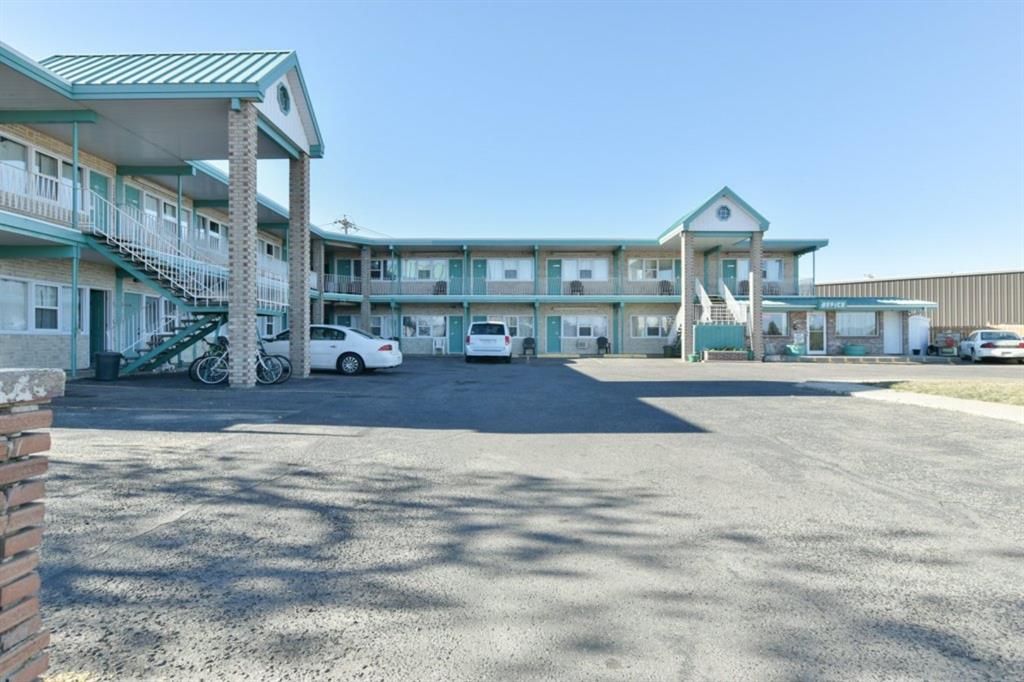 Main Photo: 24 rooms on HWY 1 Alberta, $790,000: Commercial for sale