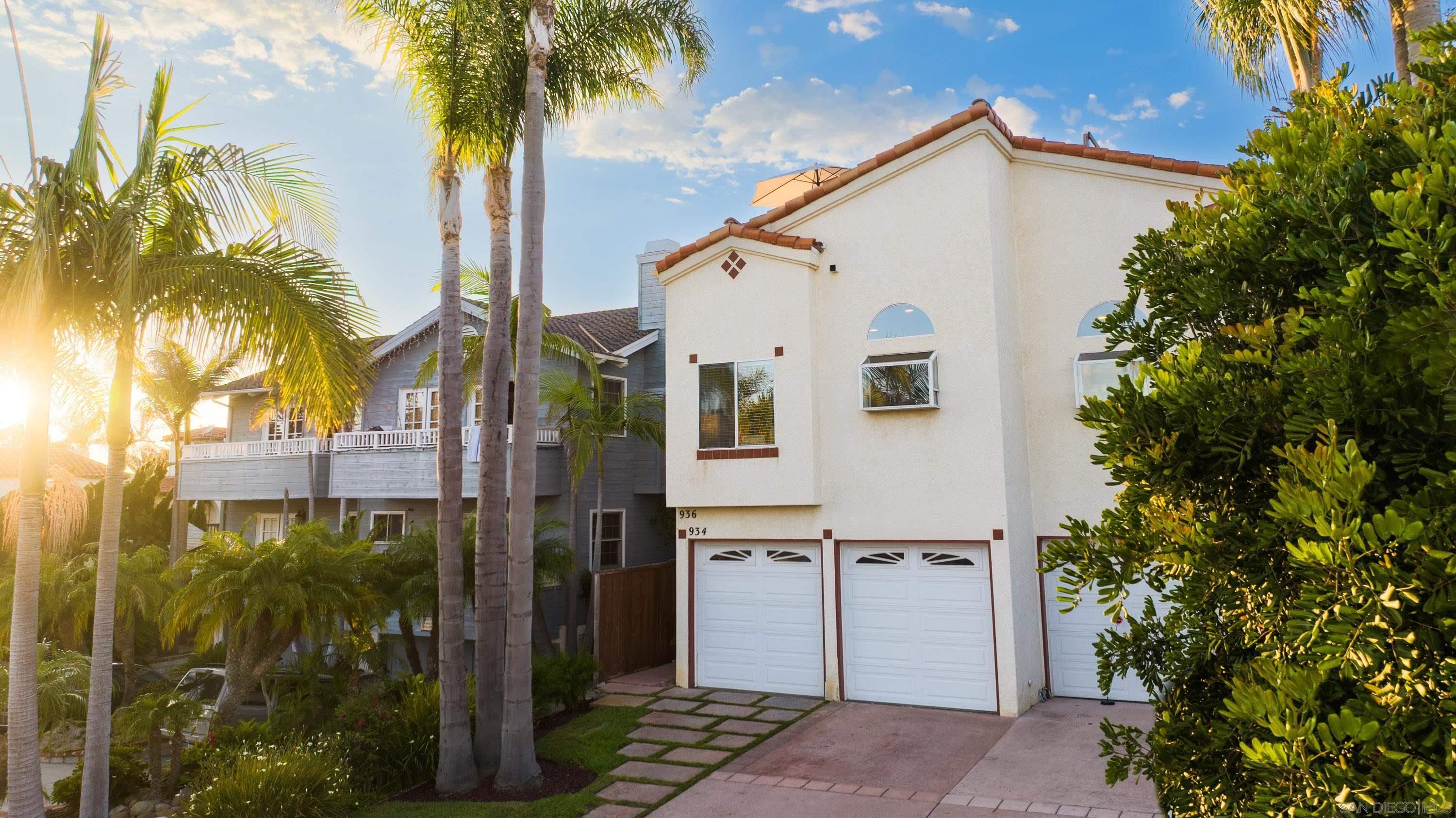 Main Photo: PACIFIC BEACH Townhouse for sale : 3 bedrooms : 934 Agate Street in San Diego