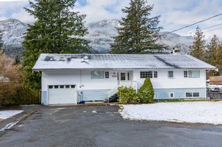 Photo 2: 41935 BIRKEN Road in Squamish: Brackendale House for sale : MLS®# R2753938