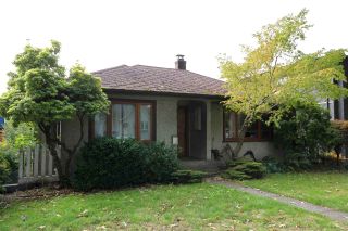 Photo 2: 2024 E 7TH Avenue in Vancouver: Grandview VE House for sale in "COMMERCIAL DRIVE" (Vancouver East)  : MLS®# R2001104