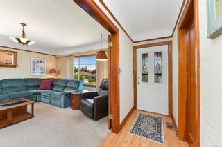 Photo 2: 946 Wollaston St in Esquimalt: Es Saxe Point House for sale : MLS®# 934148