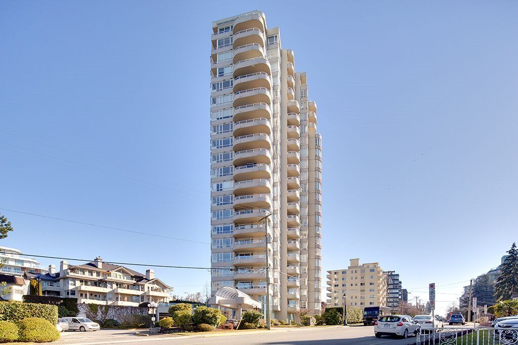 Main Photo: 201 2203 BELLEVUE Avenue in West Vancouver: Dundarave Condo for sale in "BELLEVUE PLACE" : MLS®# R2774706