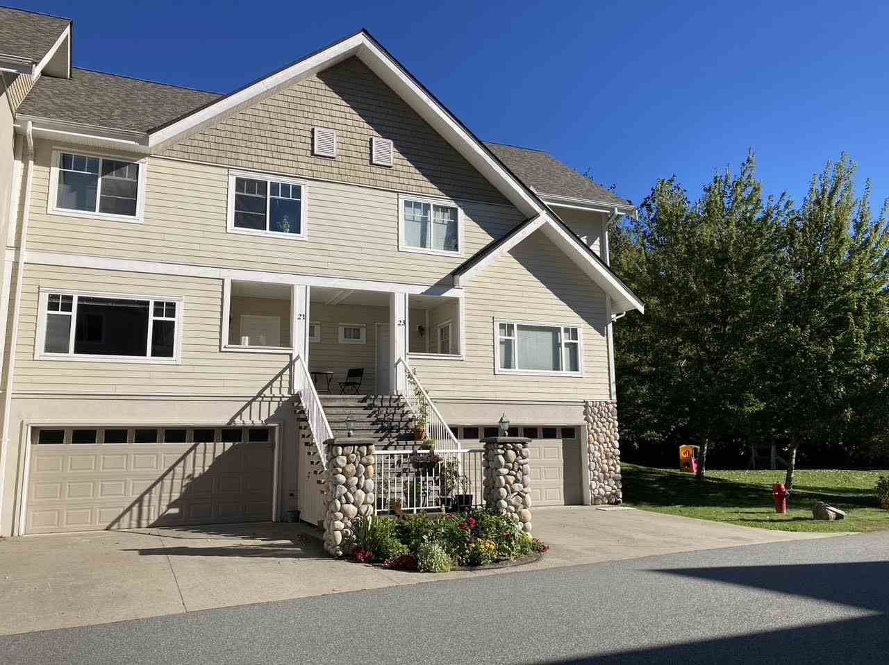 Main Photo: 21 1200 EDGEWATER Drive in Squamish: Northyards Townhouse for sale : MLS®# R2514727