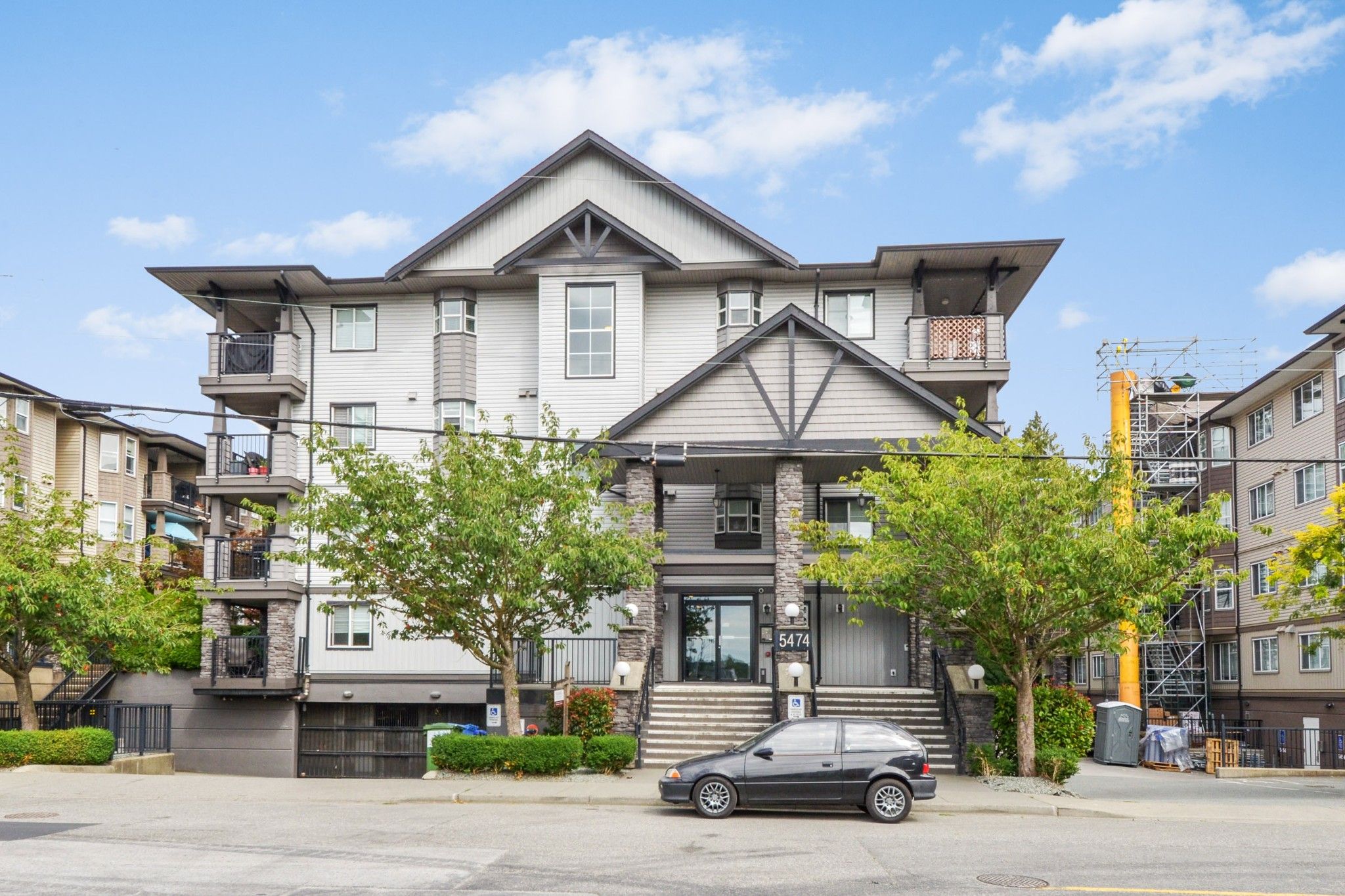 Main Photo: 403 5474 198 Street in Langley: Langley City Condo for sale : MLS®# R2805277