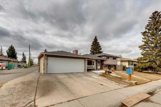 Photo 5: 115 Queensland Circle SE in Calgary: Queensland Detached for sale : MLS®# A2112471
