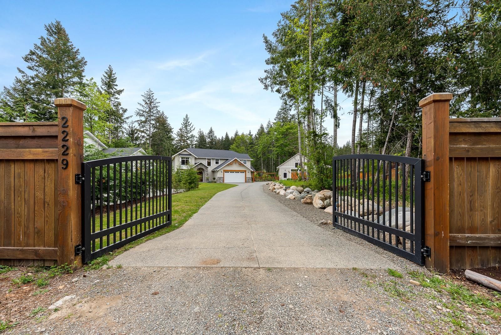 Main Photo: 2229 Lois Jane Pl in Courtenay: CV Courtenay North House for sale (Comox Valley)  : MLS®# 875050