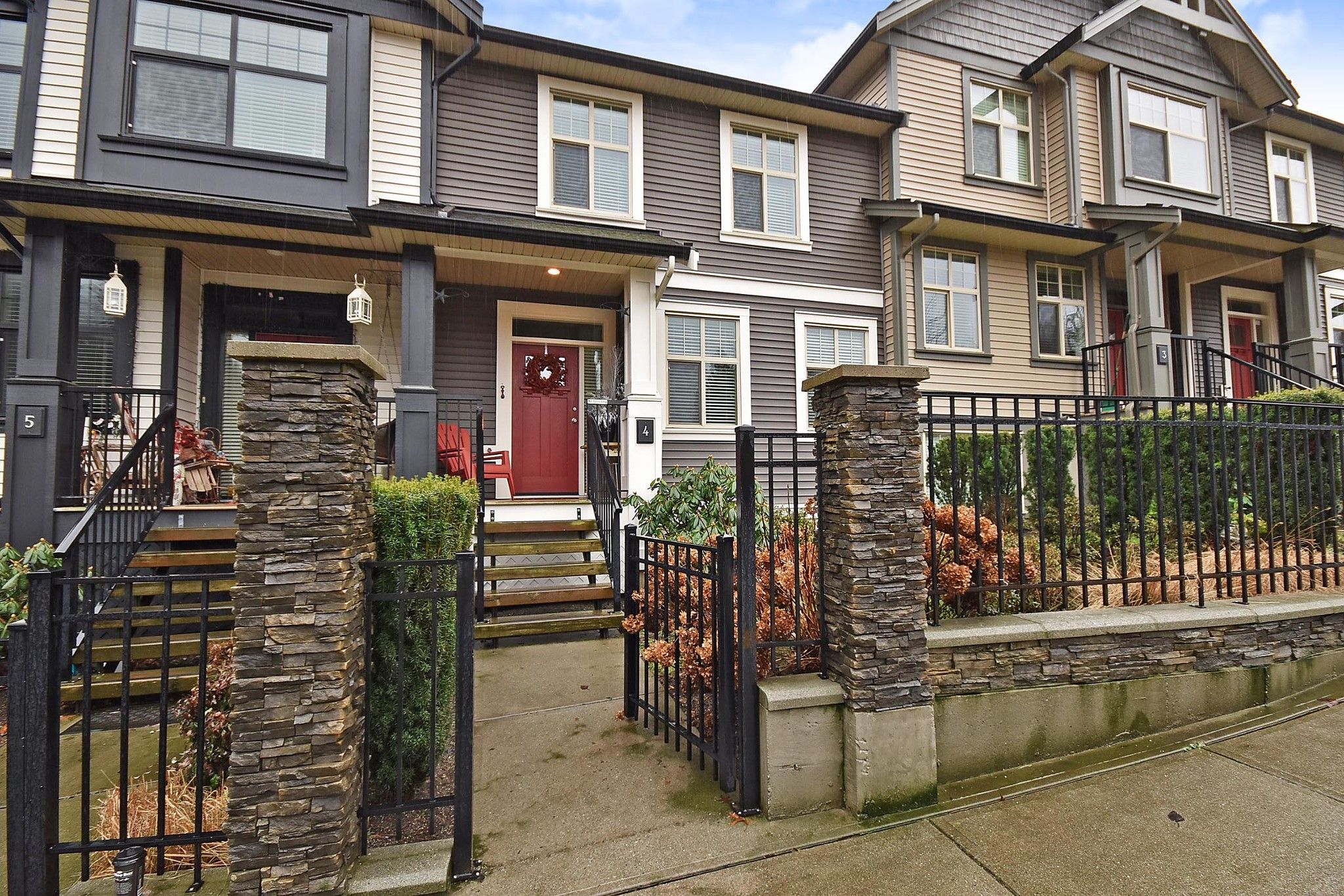 Main Photo: 4 35298 MARSHALL Road in Abbotsford: Abbotsford East Townhouse for sale in "Eagles Gate" : MLS®# R2434344