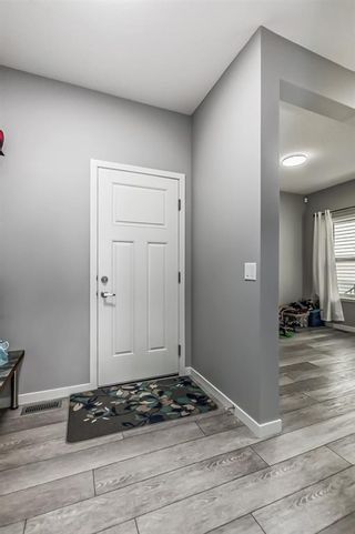 Photo 5: 28 Rowley Terrace NW in Calgary: C-483 Detached for sale : MLS®# A2052771