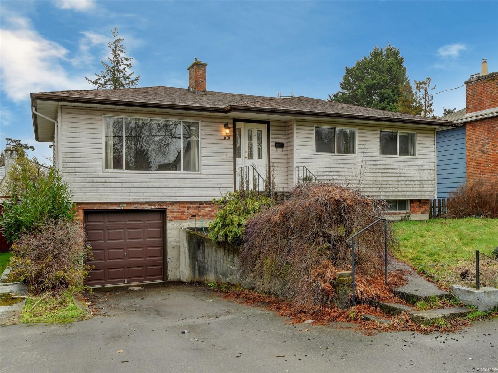 Main Photo: 1019 Kenneth St in Saanich: SE Lake Hill House for sale (Saanich East)  : MLS®# 864034