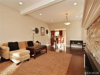 Photo 3: 911 Richmond Ave in VICTORIA: Vi Fairfield East House for sale (Victoria)  : MLS®# 725085