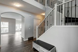 Photo 3: 323 Discovery Ridge Bay SW in Calgary: Discovery Ridge Detached for sale : MLS®# A1200127