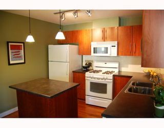 Photo 8: 402 736 W 14TH Avenue in Vancouver: Fairview VW Condo for sale in "BRAEBERN" (Vancouver West)  : MLS®# V790035