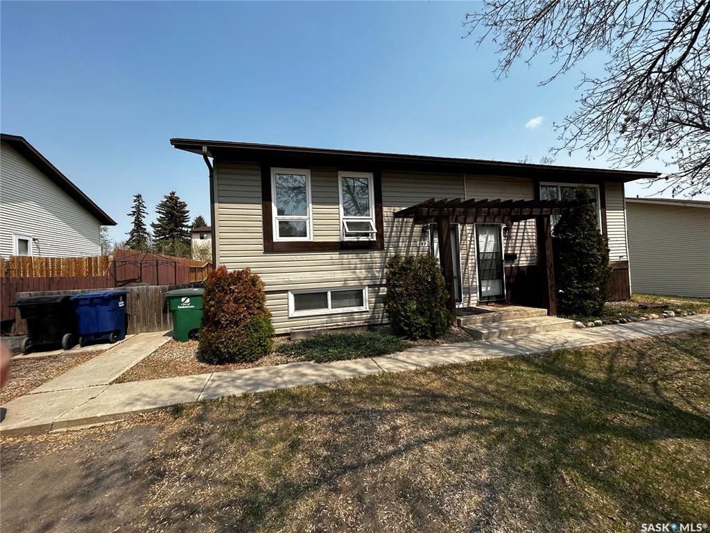 Main Photo: 107 Stillwater Drive in Saskatoon: Lakeview SA Residential for sale : MLS®# SK928288