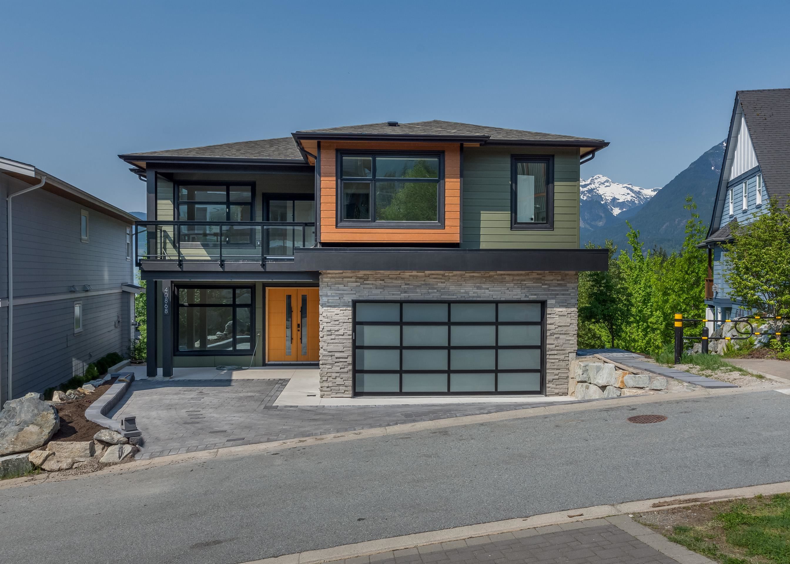 Main Photo: 40868 THE Crescent in Squamish: University Highlands House for sale : MLS®# R2842606
