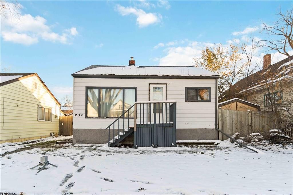 Main Photo: 202 Regent Avenue East in Winnipeg: West Transcona Residential for sale (3L)  : MLS®# 202329793