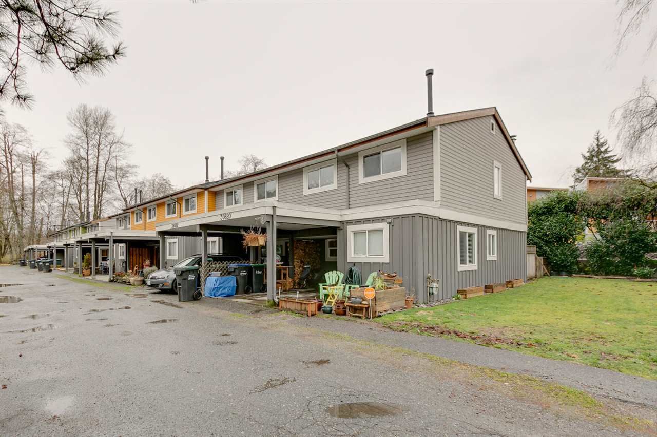 Main Photo: 39820 NO NAME Road in Squamish: Northyards Townhouse for sale in "MAMQUOM MEWS" : MLS®# R2043298