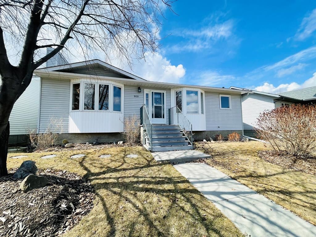 Main Photo: 909 17 Street SE: High River Detached for sale : MLS®# A2039460