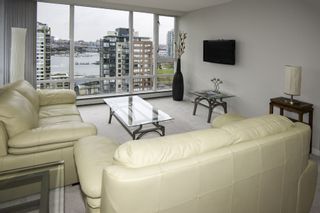 Photo 3: 2001 1201 MARINASIDE Crescent in Vancouver: Yaletown Condo for sale in "Peninsula" (Vancouver West)  : MLS®# R2144210