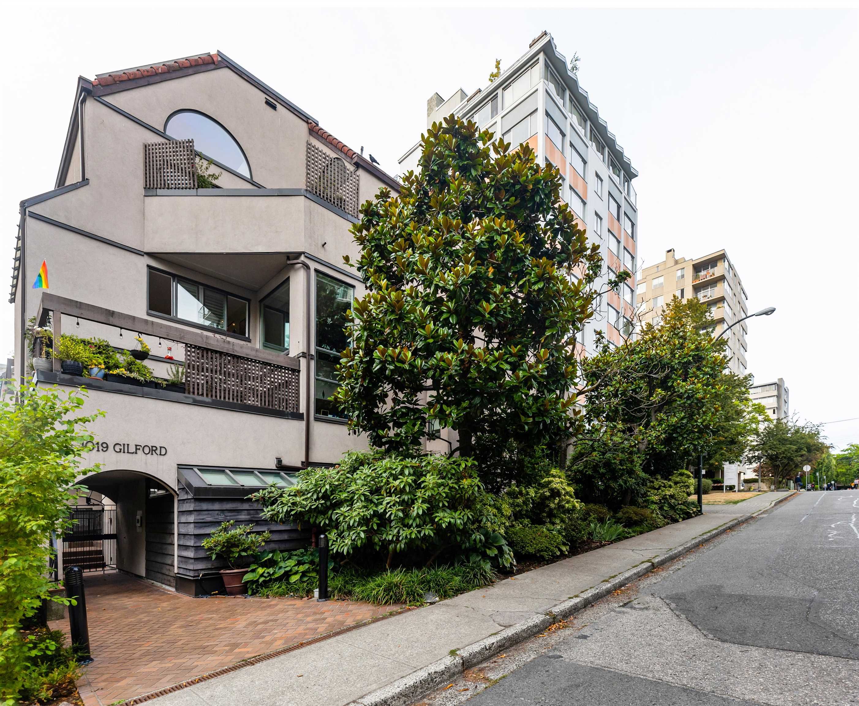 Main Photo: 10 1019 GILFORD Street in Vancouver: West End VW Condo for sale in "GILFORD MEWS" (Vancouver West)  : MLS®# R2724747