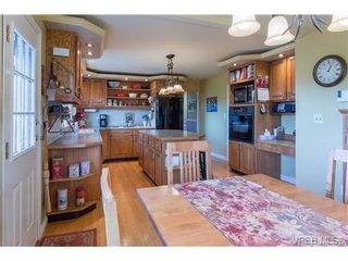 Photo 5: 810 Cameo St in VICTORIA: SE High Quadra House for sale (Saanich East)  : MLS®# 723389