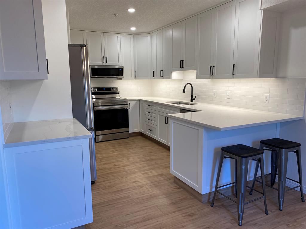 Main Photo: 113 7239 Sierra Morena Boulevard SW in Calgary: Signal Hill Apartment for sale : MLS®# A2018026