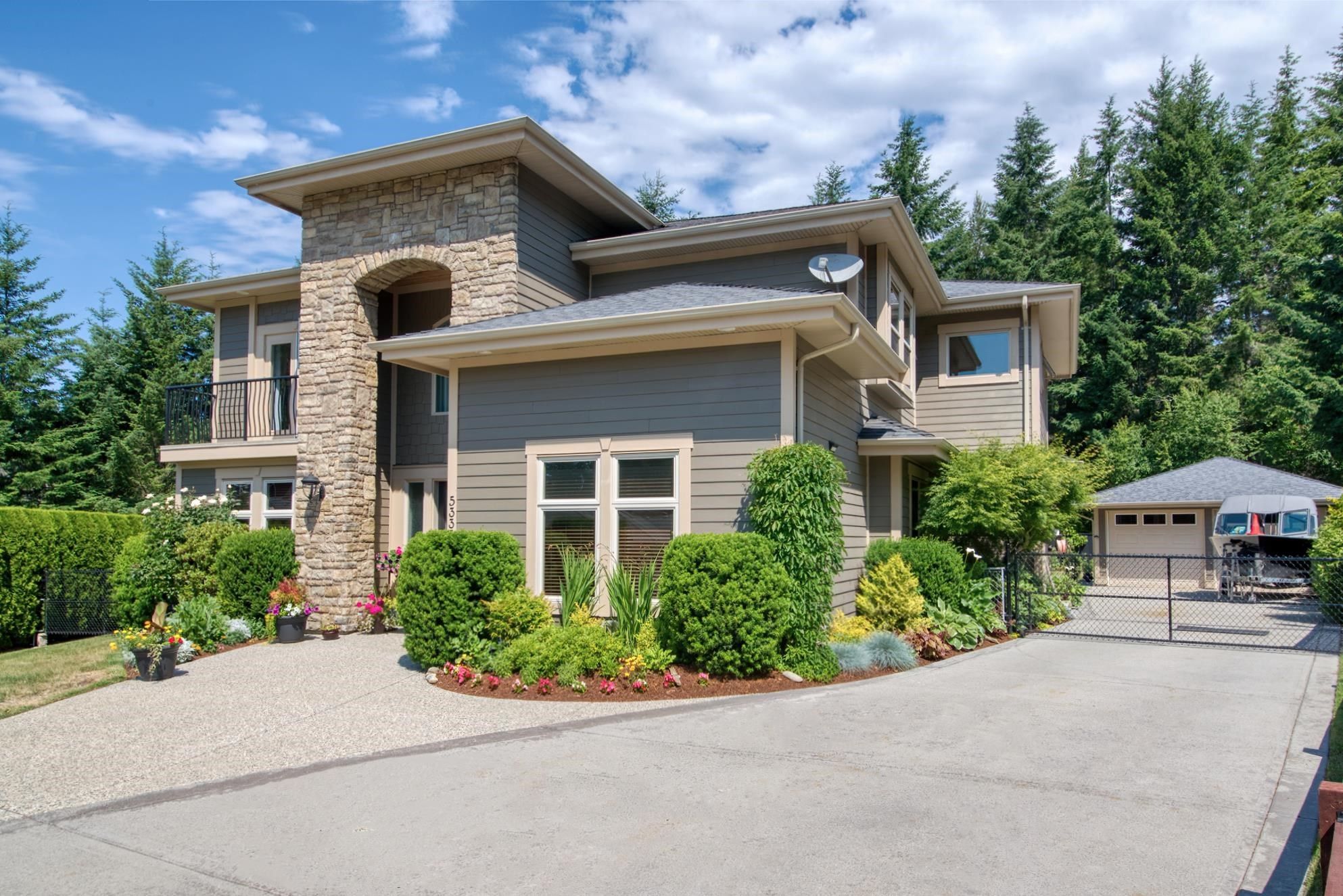 Main Photo: 5335 STAMFORD Place in Sechelt: Sechelt District House for sale (Sunshine Coast)  : MLS®# R2793751