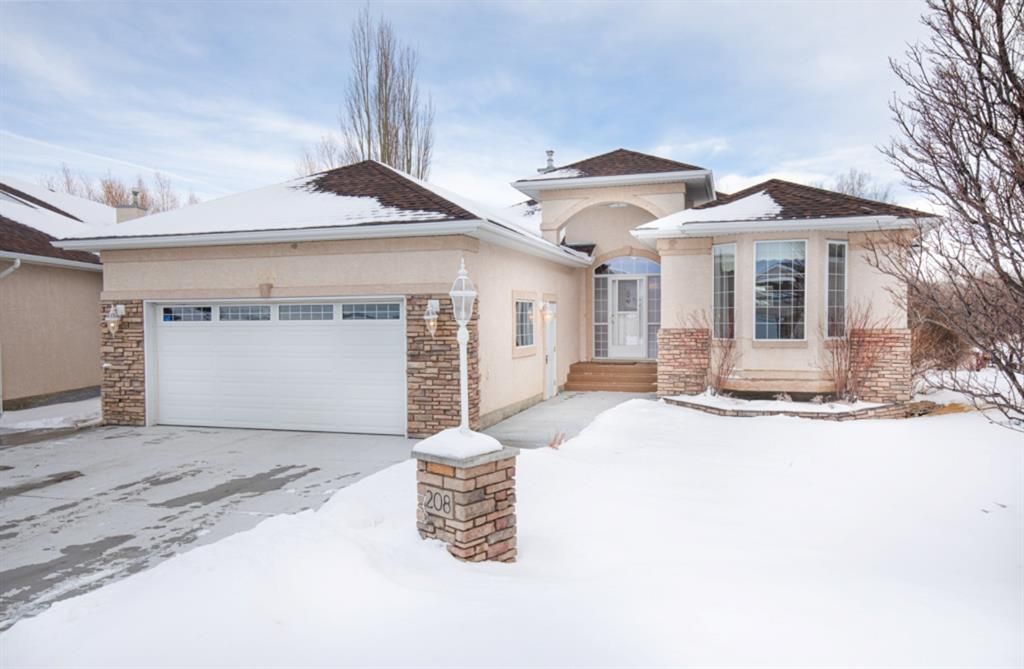 Main Photo: 208 Riverside Court NW: High River Detached for sale : MLS®# A1187343