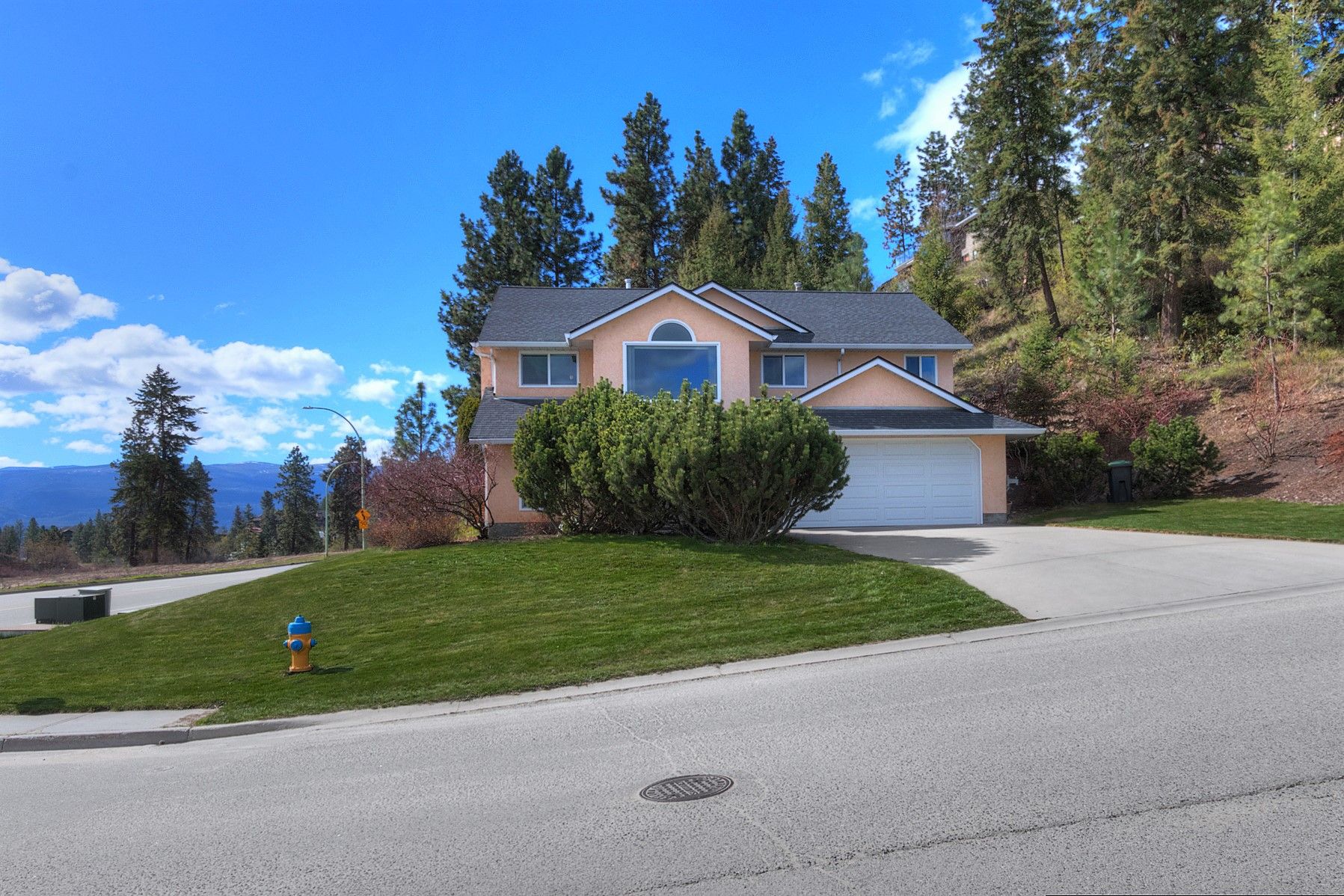 Main Photo: 2455 Silver Place in Kelowna: Dilworth House for sale (Central Okanagan)  : MLS®# 10196612