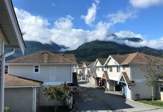 Photo 1: 36 1821 WILLOW Crescent in Squamish: Garibaldi Estates Townhouse for sale in "WILLOW VILLAGE" : MLS®# R2408491