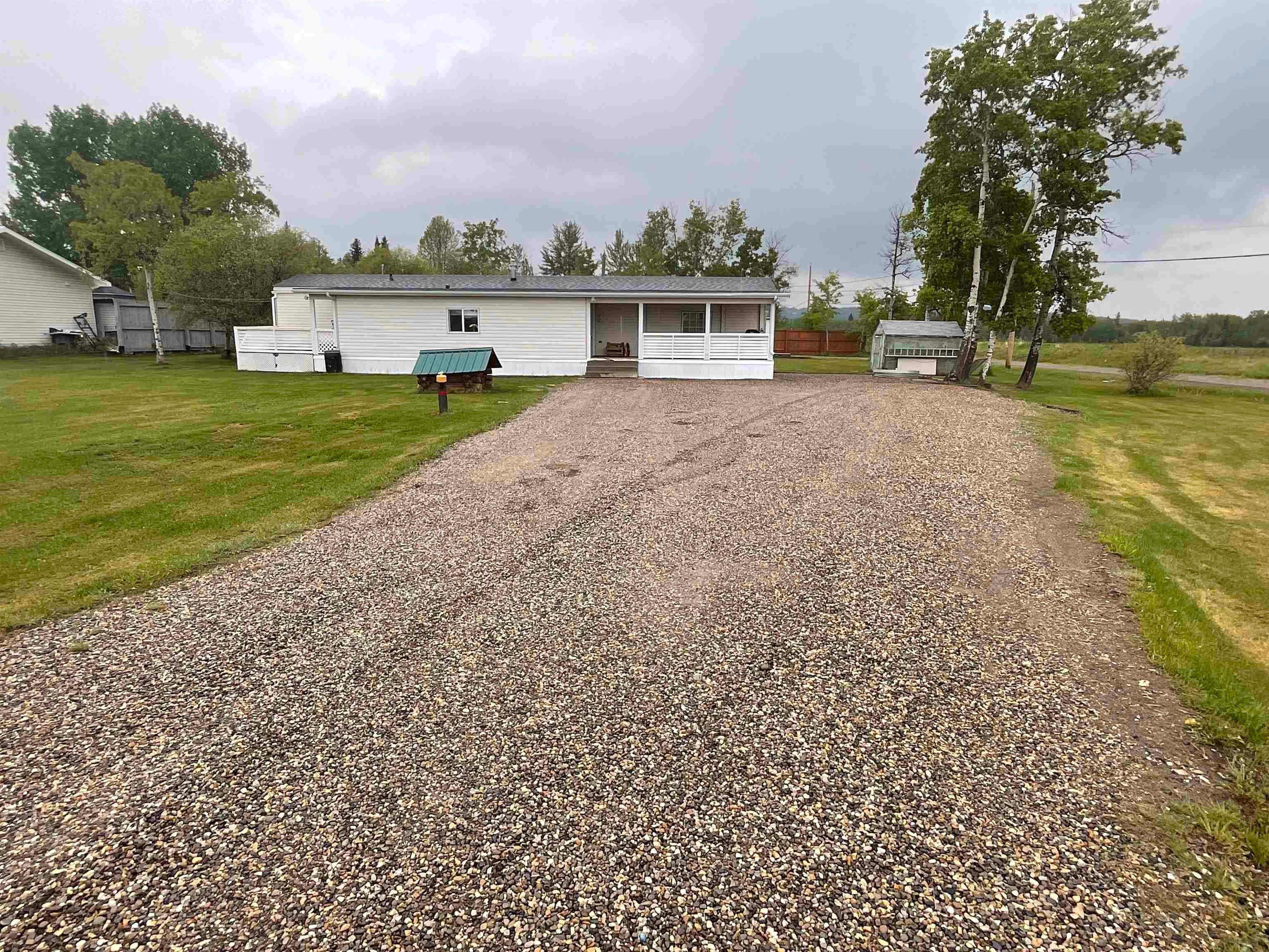 Main Photo: 10820 POPLAR Road in Fort St. John: Fort St. John - Rural W 100th Manufactured Home for sale : MLS®# R2697524