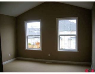 Photo 4: 7021 180TH Street in Surrey: Cloverdale BC Townhouse for sale in "PROVINCETON" (Cloverdale)  : MLS®# F2730643