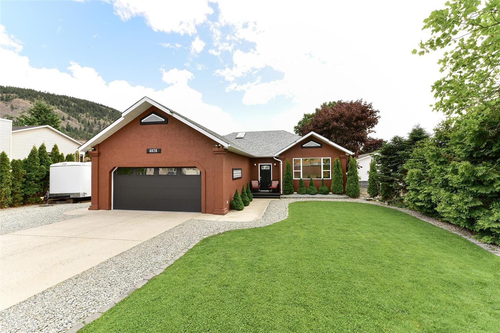 Main Photo: 4026 Smith Way, in Peachland: House for sale : MLS®# 10270610