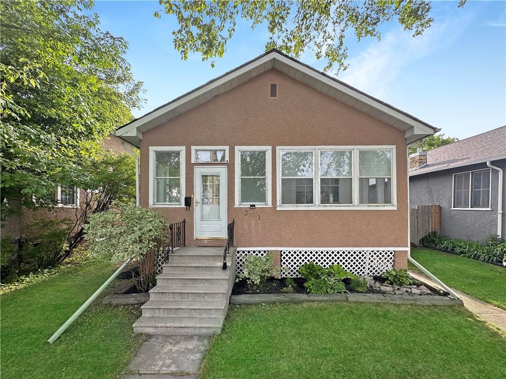 Main Photo: 301 Beaverbrook Street in Winnipeg: House for sale : MLS®# 202324786