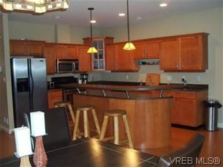 Photo 4: 2520 Cedar Hill Rd in VICTORIA: Vi Oaklands Half Duplex for sale (Victoria)  : MLS®# 557755