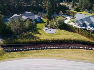 Photo 1: 6985 Rosalyn Cres in LANTZVILLE: Na Lower Lantzville House for sale (Nanaimo)  : MLS®# 842988