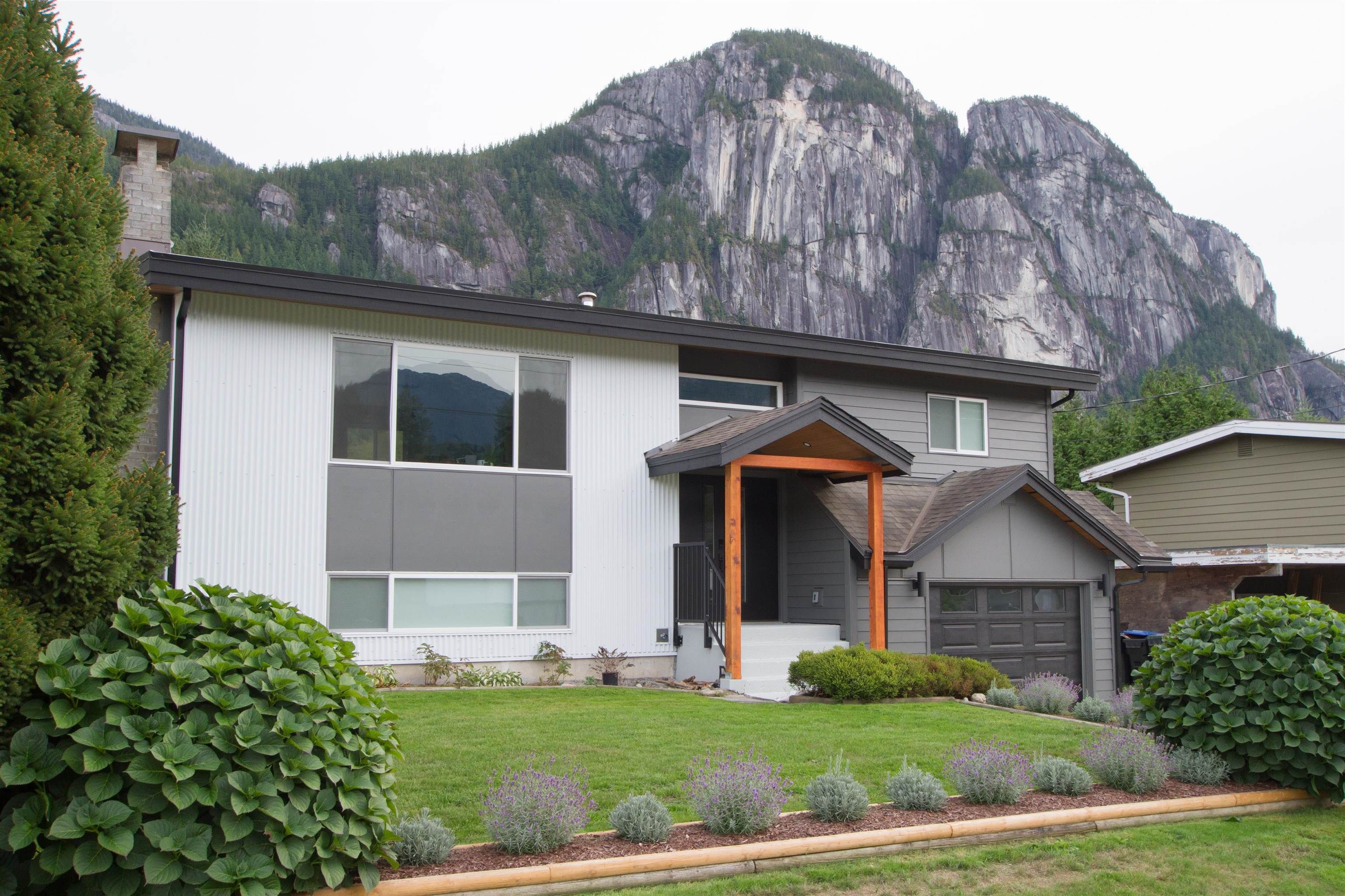 Main Photo: 38148 HEMLOCK Avenue in Squamish: Valleycliffe House for sale : MLS®# R2619810