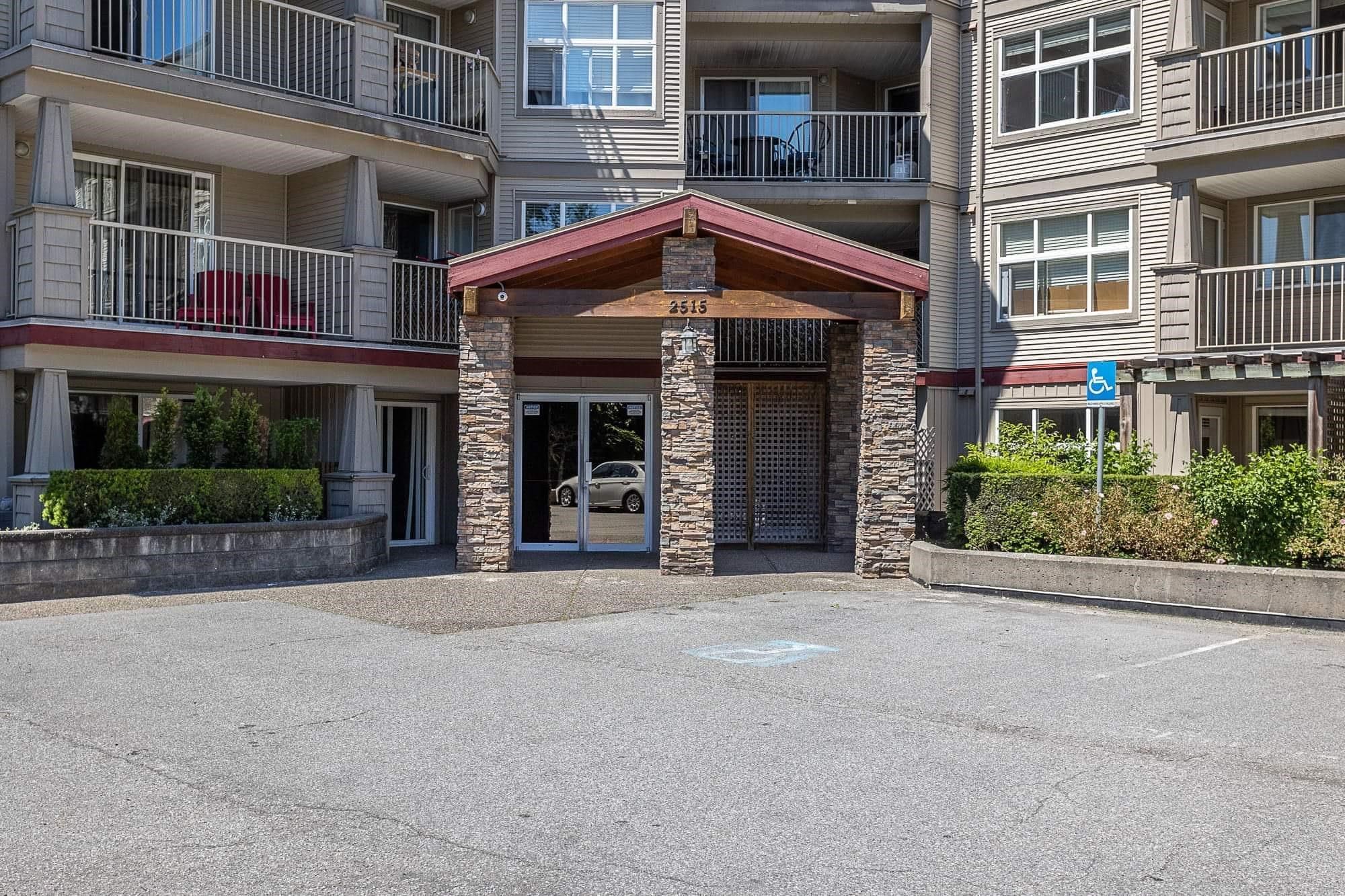 Main Photo: 304 2515 PARK Drive in Abbotsford: Abbotsford East Condo for sale : MLS®# R2711736